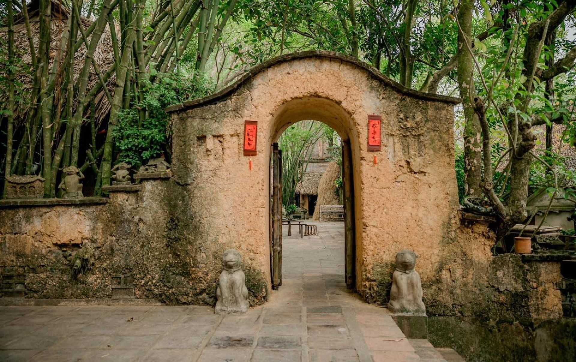 Khuôn viên nơi đây tái hiện hoàn hảo phong cách kiến trúc Bắc Bộ